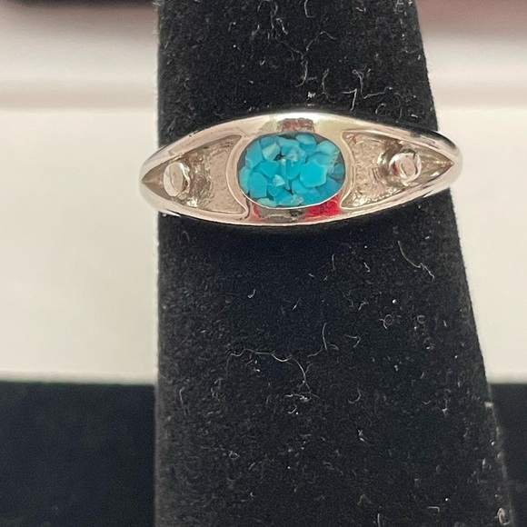 Elegant Silver Tone Ring with Blue Gemstone Chips Size 6 - Picture 2 of 5